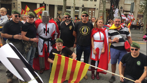 El líder del Frente Nacional Identitario, con casco templario, junto a simpatizantes durante la manifestación del 12-O en Barcelona.