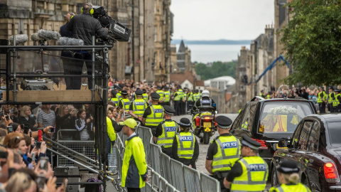 El coche fúnebre que lleva el ataúd de la reina Isabel II, envuelto en el estandarte real de Escocia, recorre la Royal Mile de Edimburgo, a 11 de septiembre de 2022.