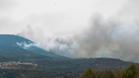 Medios aéreos y terrestres trabajan en la extinción del incendio forestal de Los Guájares