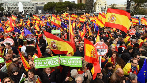 Cientos de personas participan en la concentración convocada por el PP, Ciudadanos y Vox en la plaza de Colón de Madrid. EFE/Fernando Villar