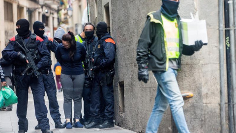 Los Mossos d'Esquadra custodian a varios de los detenidos en la operación contra el narcotráfico en Barcelona. /EFE