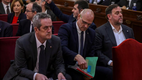 Los líderes independentistas, el exvicepresidente de la Generalitat Oriol Junqueras (d); el exconsejero de Asuntos Exteriores Raül Romeva (c) y el exconsejero de Interior Joaquim Forn. /EFE