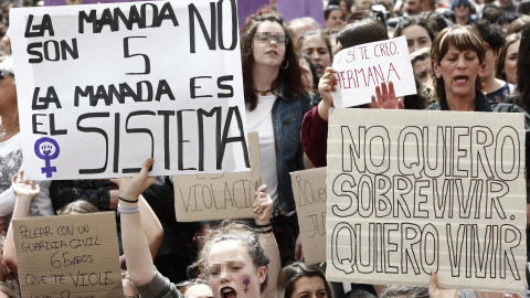 Cientos de personas se concentraron frente al Palacio de Justicia de Navarra en protesta por la sentencia de la Audiencia Provincial que condena a los cinco acusados de la Manada por abusos sexuales | EFE