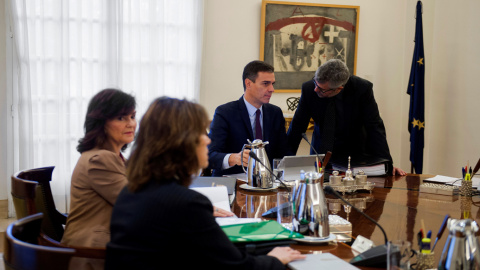 El presidente del Gobierno, Pedro Sánchez, preside la reunión de un Consejo de Ministros extraordinario para decicir el adelanto electoral en el palacio de la Moncloa. EFE/Presidencia del Gobierno/Borja Puig de la Bellacasa