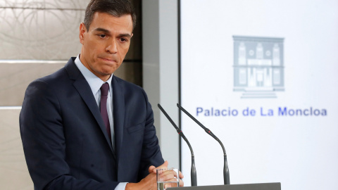 El presidente del Gobierno, Pedro Sánchez, durante su comparecencia en el Palacio de la Moncloa, en la que ha anunciado la disolución de las Cortes y la convocatoria de elecciones generales para el próximo 28 de abril. EFE/ Chema Moya