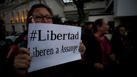 Manifestación en Quito contra la detención de Assange. - EFE