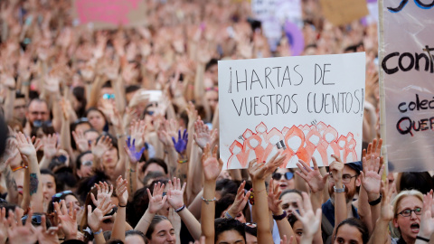 Manifestación de mujeres en Madrid, esta tarde ante el Ministerio de Justicia, en protesta por la puesta en libertad bajo fianza de los cinco miembros de 'La Manada'. EFE/Juan Carlos Hidalgo