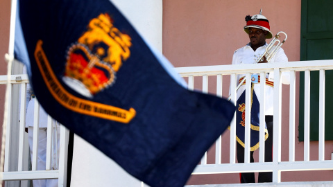 Un oficial de la Fuerza de Policía Real de las Bahamas durante la ceremonia para proclamar al rey Carlos III como el nuevo jefe de Estado, en la capital, Nassau. REUTERS/Dante Carrer