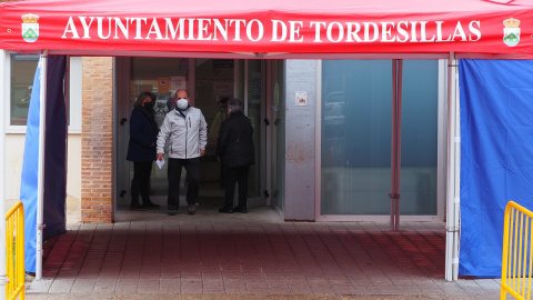 Entrada del Ayuntamiento de Tordesillas, Valladolid. Imagen de Archivo.