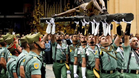 Legionarios desfilan con el Cristo de la Buena Muerte en Málaga.- EFE