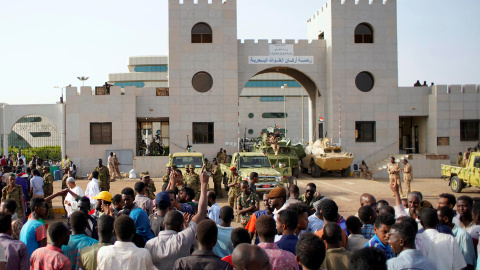 12/04/2019 - Los manifestantes protestan contra el anuncio del ejército de que al-Bashir será reemplazado por un consejo de transición dirigido por militares frente al Ministerio de Defensa en Jartum | REUTERS