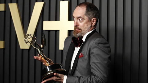 El actor y productor ejecutivo estadounidense Brendan Hunt posa con un premio Emmy a la 'Serie de comedia sobresaliente'