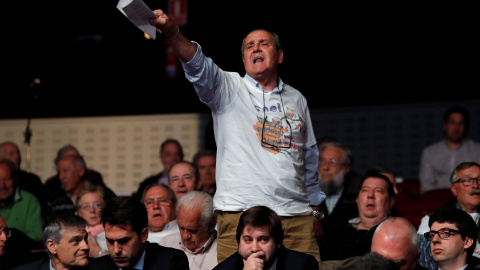 Un trabajador de Endesa protesta durante la intervención del consejero delegado de Endesa, José Bogas, en la junta de accionistas de la eléctrica. EFE/Chema Moya