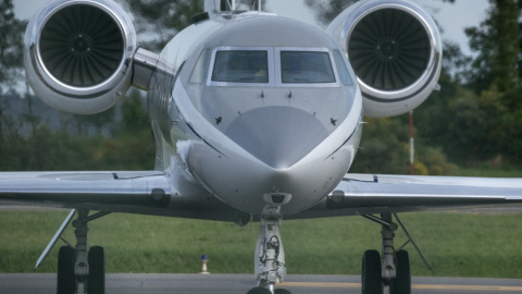 Un avión privado que transportaba al rey emérito Juan Carlos I, en el aeropuerto de Peinador en Vigo, en mayo de 2022.