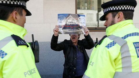 Manifestante en apoyo a Julian Assange en los alrededores de la Corte de Magistrados de Westminster en Londres. REUTERS/Peter Nicholls