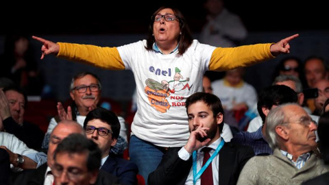 Una activista contra la pobreza energética protesta durante la intervención del consejero delegado de Endesa, José Bogas, en la junta de accionistas de la compañía celebrada hoy. EFE/Chema Moya.