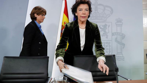 La ministra Portavoz, de Educación y Formación Profesional, Isabel Celaá y detrás la ministra de Justicia, Dolores Delgado, en Moncloa en la tradicional rueda de prensa de los viernes. (JUAN CARLOS HIDALGO | EFE)