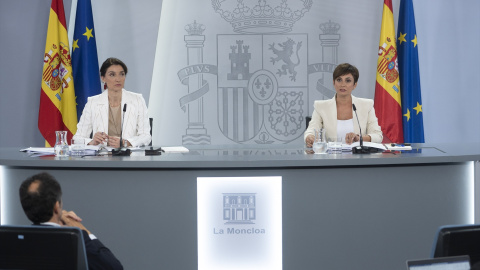 La ministra portavoz, Isabel Rodríguez, junto a la ministra de Justicia, Pilar Llop, en la rueda de prensa del Consejo de Ministros celebrada este martes en Moncloa.