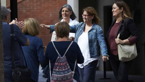 La directora de Servicios de la Vicepresidencia de la Generalitat, Natalia Garriga, recibida por varios compañeros tras quedar en libertad con cargos por su presunta vinculación con los preparativos del referéndum del 1-O | EFE