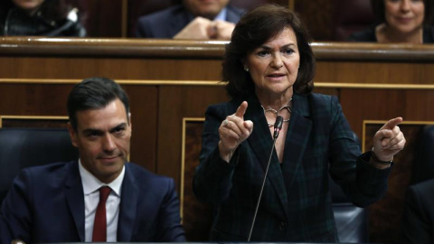 El presidente del Gobierno, Pedro Sánchez, junto a la vicepresidenta del Gobierno, Carmen Calvo , junto durante la sesión de control al Gobierno celebrada hoy en el Congreso de los Diputados. EFE/Javier Lizón