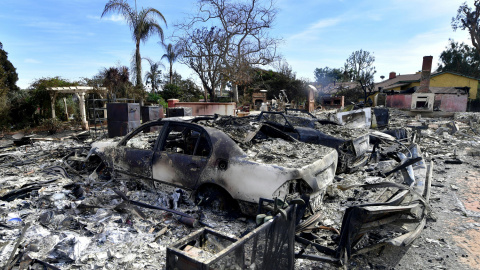 Restos de casas y vehículos calcinados tras el incendio de Woolsey, en Malibu.- AFP