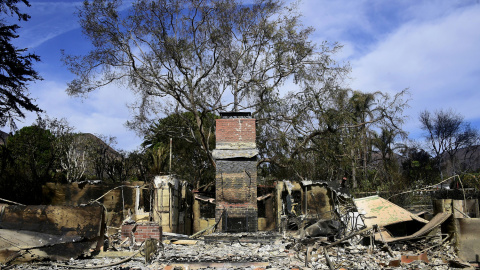 Una chimenea deja entrever lo que era un hogar en Busch Drive antes de que el fuego devastara su estructura.- AFP