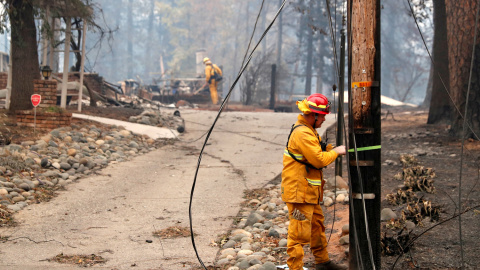 Los bomberos inspeccionan una propiedad destruida por el fuego en Camp Fire, Paradise.- REUTERS