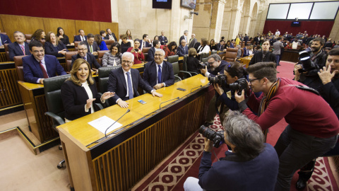 La presidenta de la Junta de Andalucía, Susana Díaz, posa para los fotógrafos en el Parlamento, que ha celebrado un pleno institucional con motivo del Día de la comunidad autónoma. EFE/Pepo Herrera