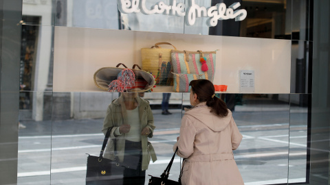 Una mujer mira el escaparate de una tienda de El Corte Inglés, en la calle Preciados de Madrid. REUTERS/Paul Hanna