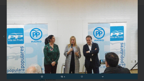 La alcaldesa de Villa del Prado, Belén Rodríguez, junto a la expresidenta de la Comunidad de Madrid, Cristina Cifuentes. Twitter oficial del PP de Villa del Prado.