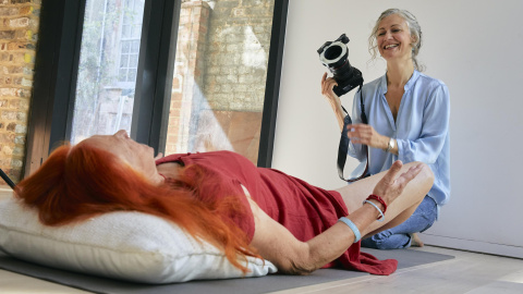 Fotografía de la artista Laura Dodsworth trabajando.