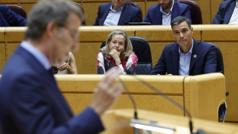 06/09/2022.- El presidente del Gobierno, Pedro Sánchez (d), y la vicepresidenta primera y ministra de Asuntos Económicos y Transformación Digital, Nadia Calviño (c), escuchan la intervención del líder del PP, Alberto Núñez Feijóo (i), durante el 