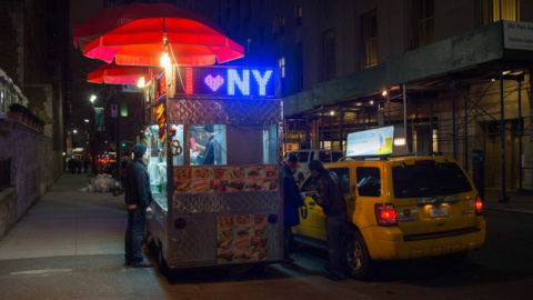 Un taxi frente a un puesto de comida en la ciudad de Nueva York.  MARTIM PASSOS