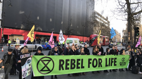 Protesta del grupo ecologista Extinction Rebellion durante la Semana de la Moda de Londres. / @EXTINCTIONR