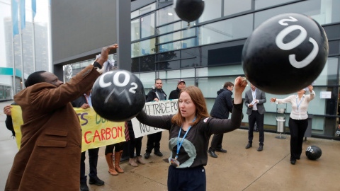 Varios activistas protestan contra las emisiones de dióxido de carbono en freten de la Conerencia de la ONU sobre el Cambio Climático, en Bonn, en noviembre de 2017 REUTERS/Wolfgang Rattay