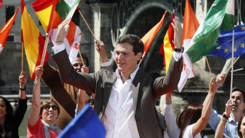 13/04/2019.- El candidato a la presidencia del Gobierno por Ciudadanos, Albert Rivera, durante el acto de campaña de las elecciones generales en el muelle de la Sal de Sevilla.- EFE/José Manuel Vidal