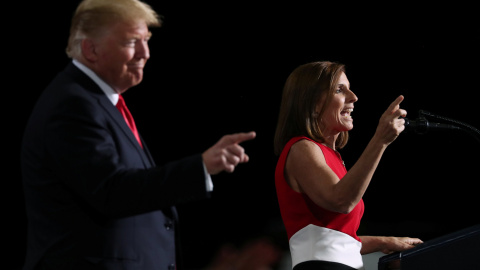 El presidente de EEUU, Donald Trump, con la candidata republicana al Senado Martha McSally, en un mitin electoral en el aeropuerto de Phoenix (Arizona, EEUU). REUTERS/Jonathan Ernst