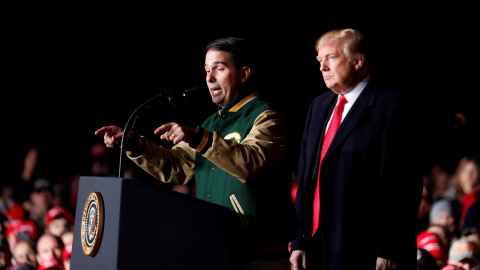 El presidente de EEUU, Donald Trump, en un acto electoral del candidato a gobernador de Wisconsin, Scott Walker, en la localidad de Mosinee (Wisconsin, EEUU). REUTERS/Kevin Lamarque