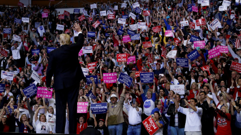 El presidente de EEUU, Donald Trump, saluda a los asistentes a un mitin electoral en Houston (Texas, EEUU).  REUTERS/Leah Millis