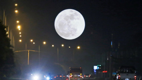 Vista de la superluna en Naypyitaw, Birmania. / EFE