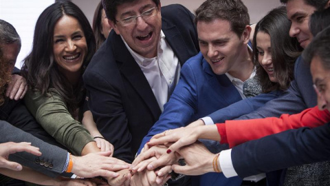 El presidente de Ciudadanos (Cs), Albert Rivera (3i); junto a la portavoz nacional de Ciudadanos, Inés Arrimadas (3d); el líder de la formación en Andalucía, Juan Marín (2i), y la secretaria de Política Municipal de Ciudadanos, Begoña Villacís (i)