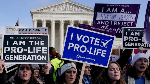 Los manifestantes en contra del aborto se reúnen en la Corte Suprema en Washington. / Reuters