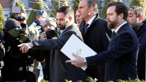 El líder de Vox, Santiago Abascal (3d), junto al secretario general, Javier Ortega Smith (2d). / EFE