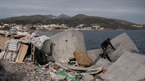 Decenas de menores migrantes no acompañados, (menas) duermen en las calles de Ceuta al margen de los sistemas de protección. La ONG Save the Children denuncia que estos niños son tratados como extranjeros y no reciben la protección suficiente.- PEDRO 