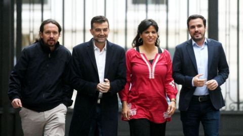 Pablo Iglesias, Alberto Garzón, Teresa Rodríguez y Antonio Maillo en la entrada del Congreso / Izquierda Unida