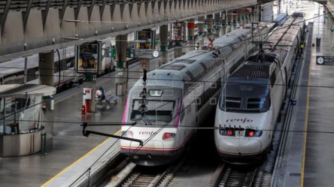 Trenes en la estación del AVE de Santa Justa, en Sevilla. EFE/Archivo