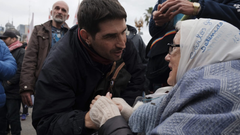 Matías Viotti con Nora Cortiñas, titular de Madres de Plaza de Mayo-Línea Fundadora.