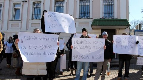 Una treintena de españoles se han concentrado este lunes frente al Consulado de España en Kiev para exigir la inscripción como ciudadanos españoles de sus hijos. /EFE