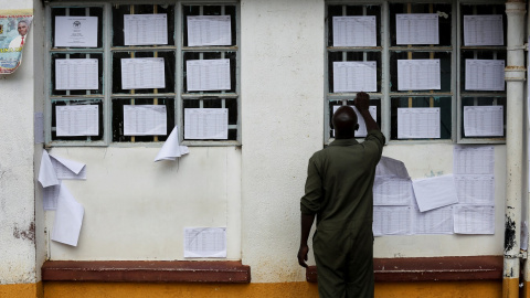 Un hombnre consulta el censo electoral en un colegio electoral en la localidad de Eldoret (kenia). REUTERS/Baz Ratner