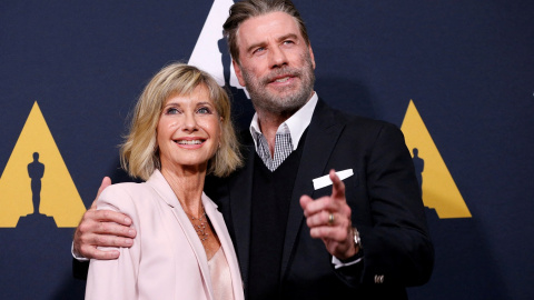 Olivia Newton-John junto a John Travolta, posando a su llegada al acto del 40 aniversario del estreno de 'Grease', en La Academia de Cine de Hollywood,  en Beverly Hills (California, EEUU), en agosto de  2018. REUTERS/Mario Anzuoni